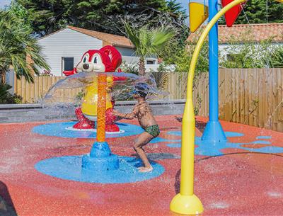 aquasplash, water games for children in st hilaire de riez