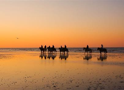 horseback riding on the beaches of st hilaire de riez - ST HILAIRE DE RIEZ CAMPSITE