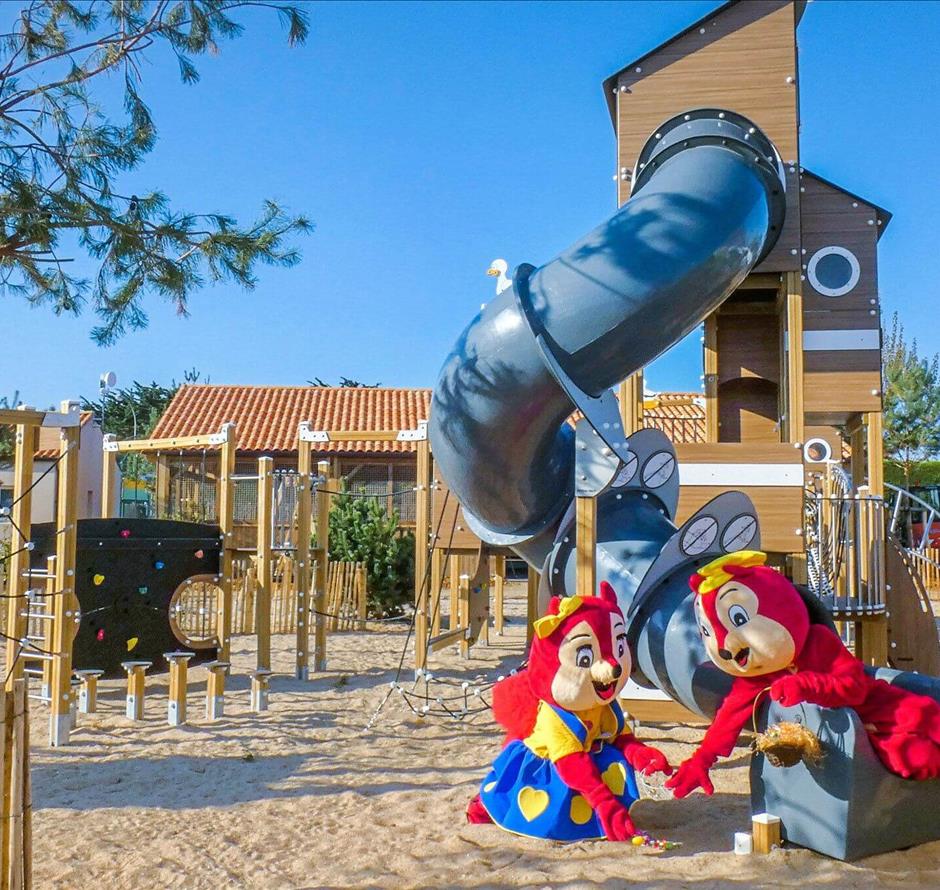 outdoor play area - ST HILAIRE DE RIEZ CAMPSITE
