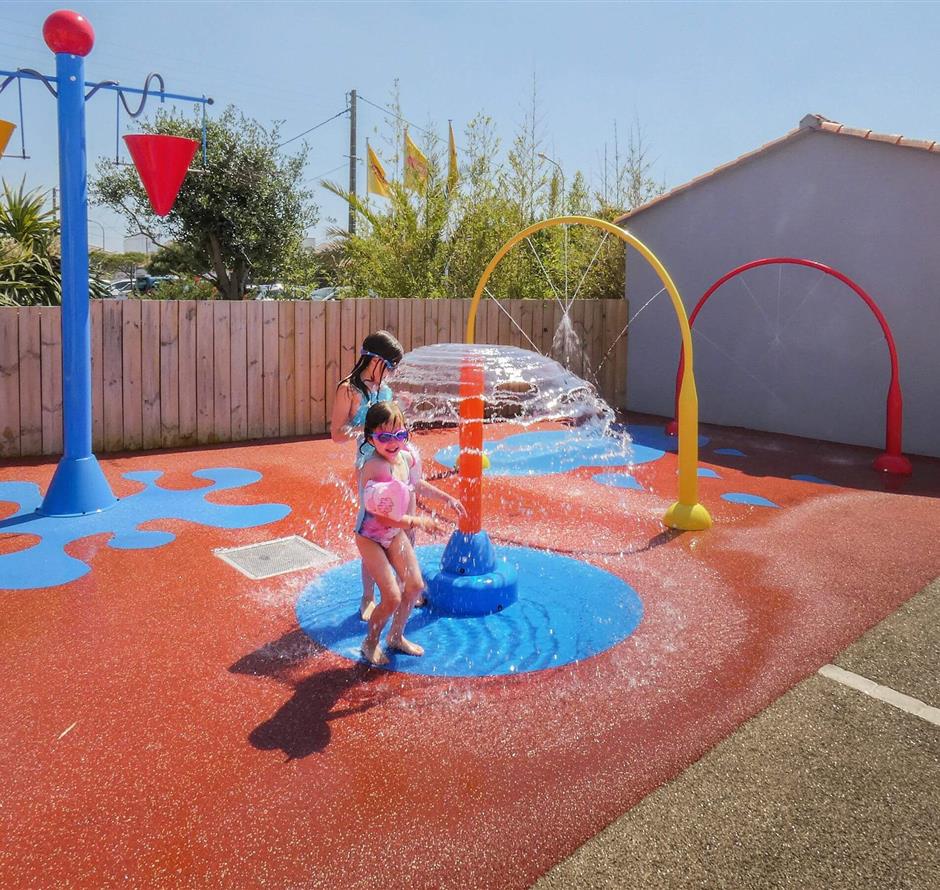 aquasplash, water fun activities for children - ST HILAIRE DE RIEZ CAMPSITE