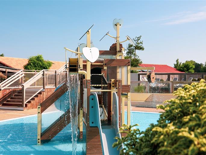 games in the outdoor paddling pool, camping st hilaire de riez