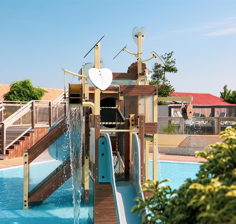 games in the outdoor paddling pool, camping st hilaire de riez - ST HILAIRE DE RIEZ CAMPSITE