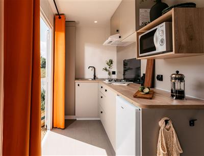 Fully equipped kitchen with dishwasher in a 5-star campsite