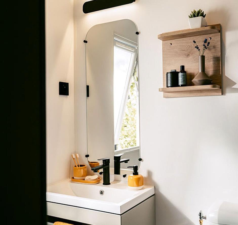 Luxurious and bright bathroom at a campsite in St-Hilaire-de-Riez - ST HILAIRE DE RIEZ CAMPSITE