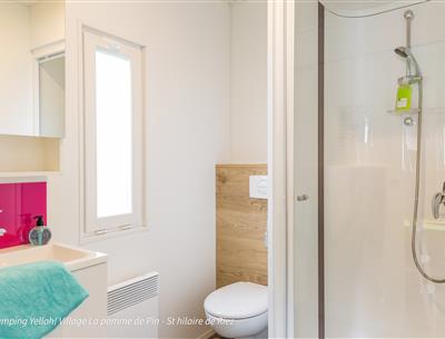 Bathroom in a mobile home at the 5-star La Pomme de Pin campsite