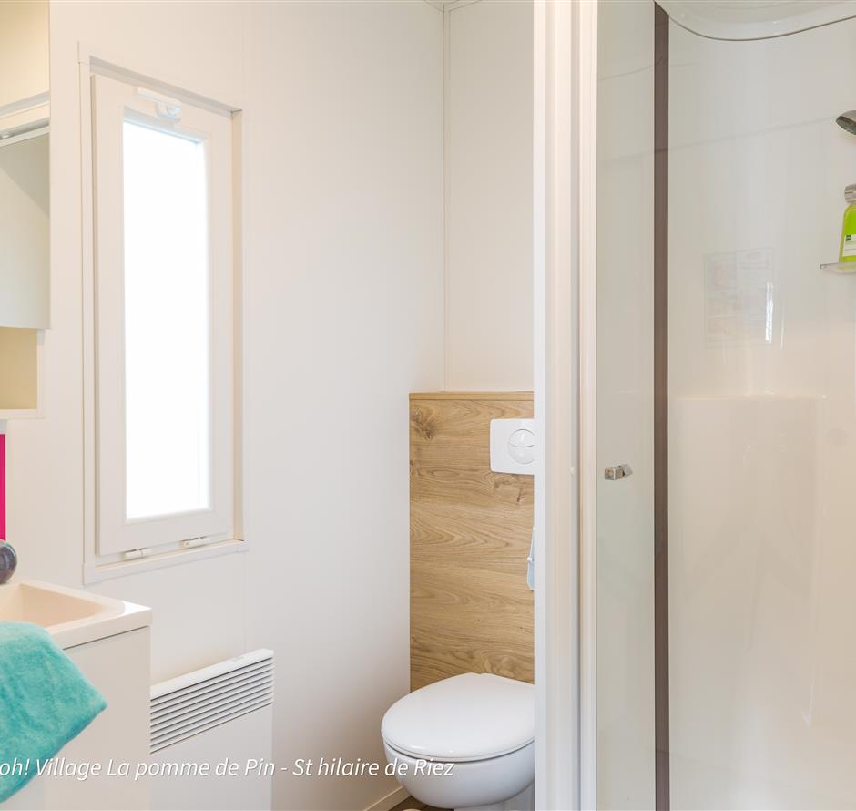 Bathroom in a mobile home at the 5-star La Pomme de Pin campsite - ST HILAIRE DE RIEZ CAMPSITE