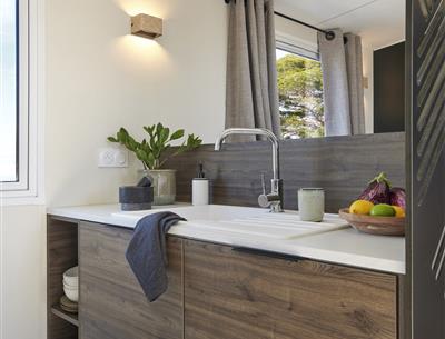 Luxury cottage kitchen, campsite with beach access 200 metres away, with swimming pool