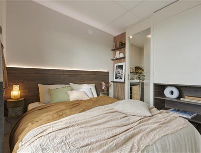 Master bedroom suite in a 4-star mobile home