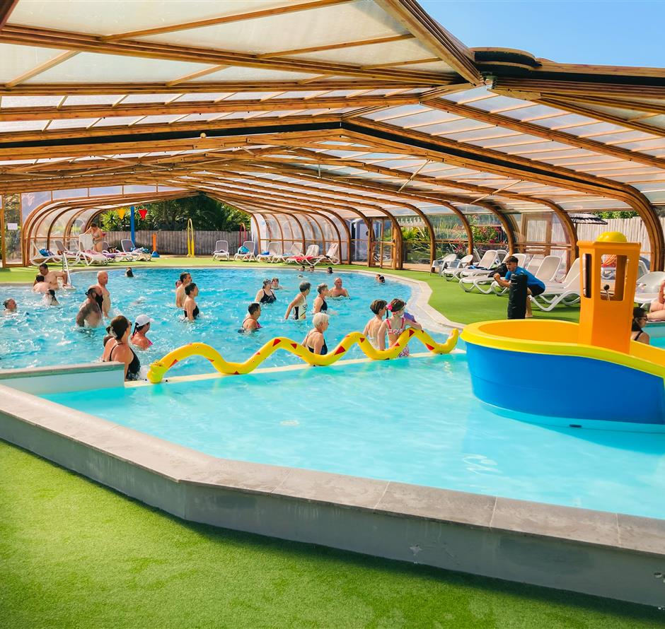Aquagym in the indoor pool at La Pomme de Pin campsite - ST HILAIRE DE RIEZ CAMPSITE