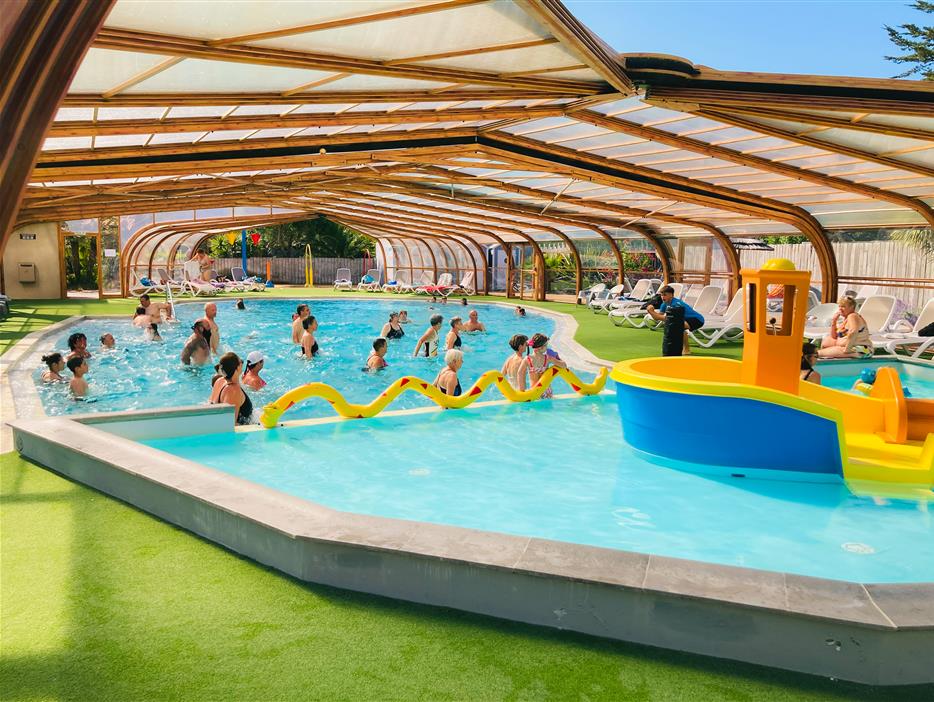 Aquagym in the indoor pool at La Pomme de Pin campsite - ST HILAIRE DE RIEZ CAMPSITE