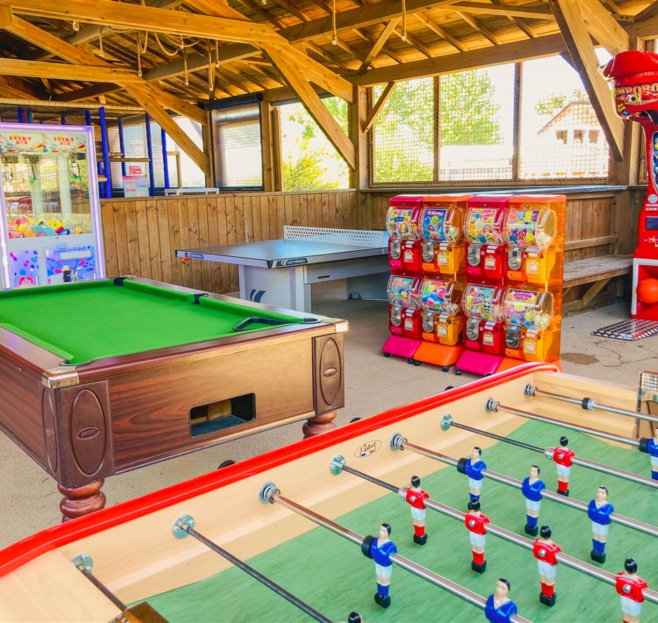 Games room with billiards and table football - ST HILAIRE DE RIEZ CAMPSITE