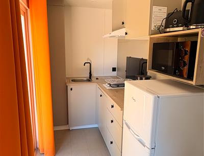 Fully equipped kitchen with dishwasher in a 5-star campsite