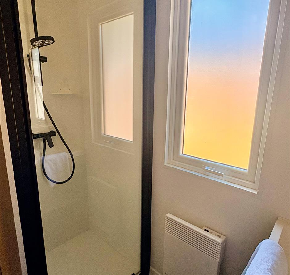 Luxurious and bright bathroom at a campsite in St-Hilaire-de-Riez - ST HILAIRE DE RIEZ CAMPSITE