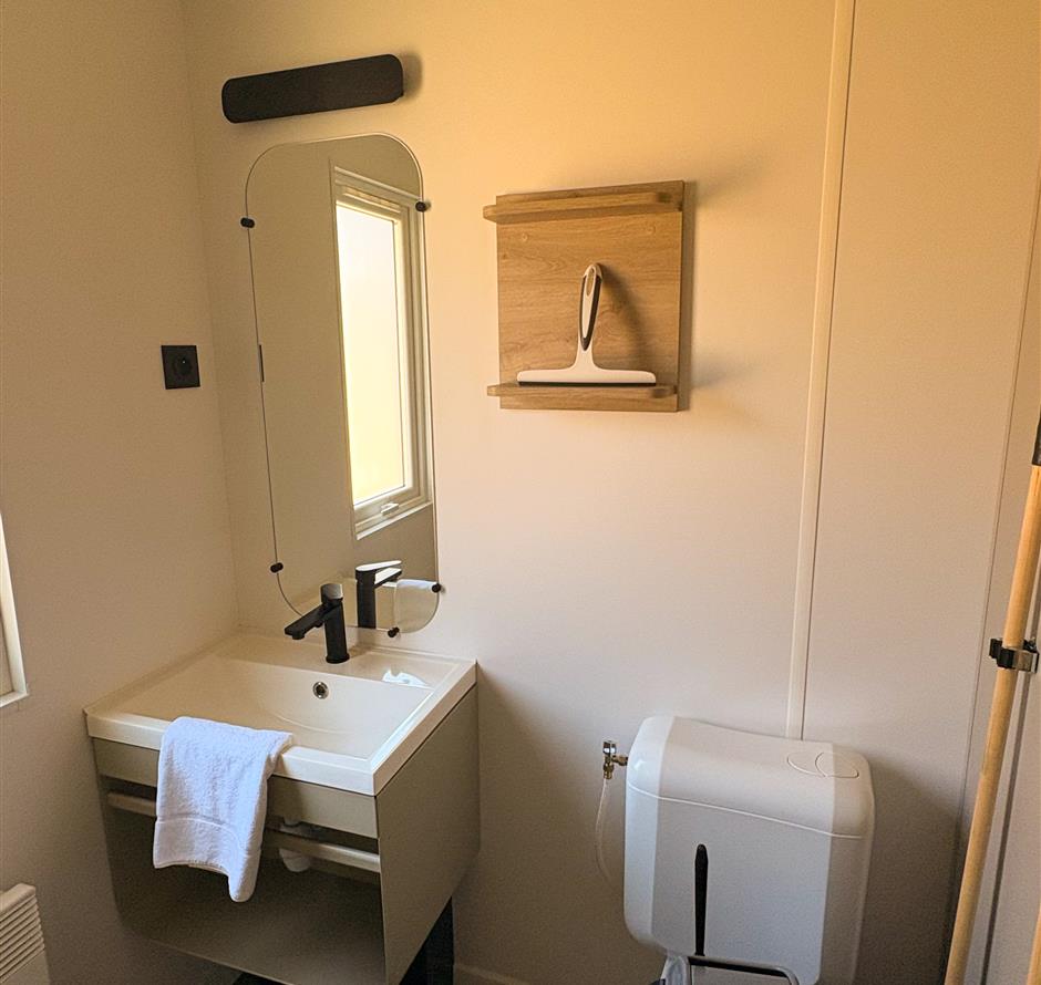 Luxurious and bright bathroom at a campsite in St-Hilaire-de-Riez - ST HILAIRE DE RIEZ CAMPSITE